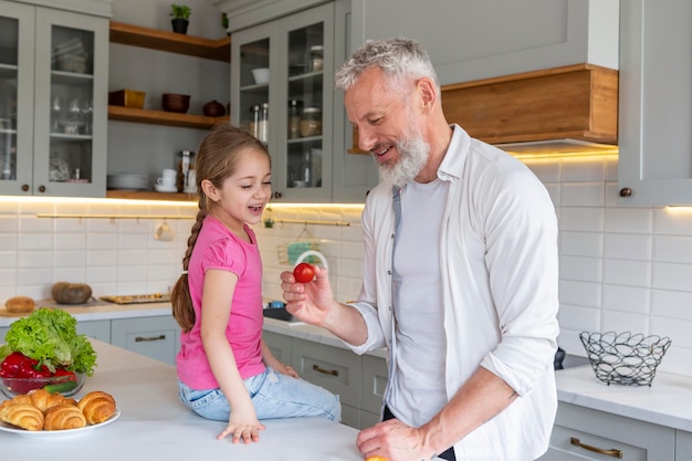 Foto glücklicher großvater und mädchen mittlerer schuss