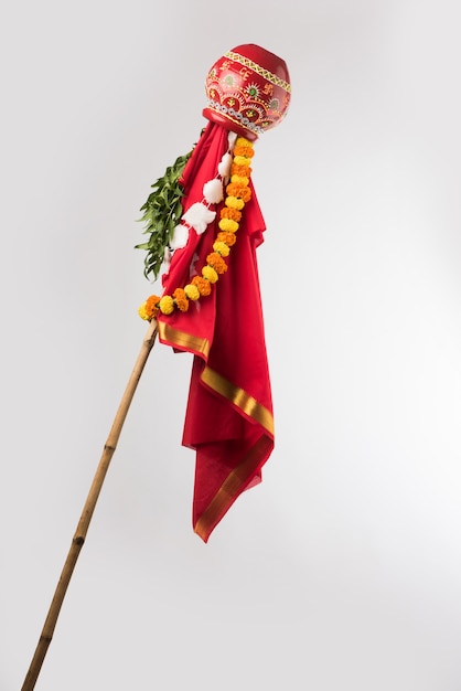 Foto glücklicher gudi padwa-gruß - hindu-neujahrsfeiersymbol oder -objekt