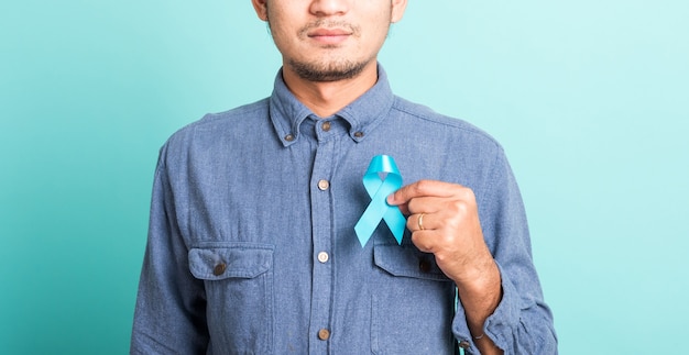 Glücklicher gutaussehender Mann des asiatischen Porträts, der er hält, der hellblaues Band hält