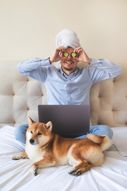 Glücklicher Home-Office-Entwickler mit seinem Hund