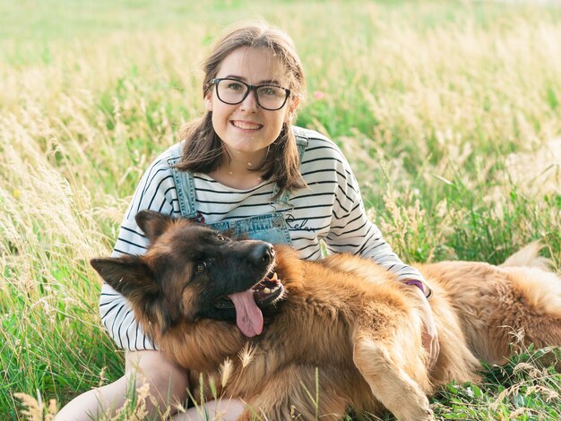 Foto glücklicher hund und besitzer, die natur im park genießen