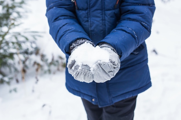 Glücklicher Junge, der Schnee wirft