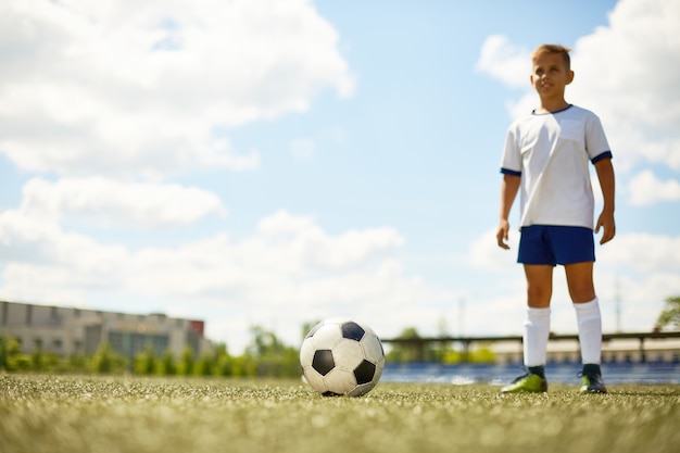 Glücklicher Junge im Fußballfeld