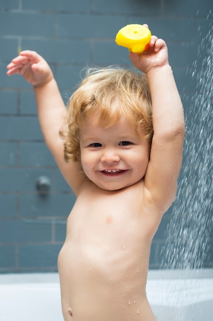 Glücklicher Junge in der Dusche