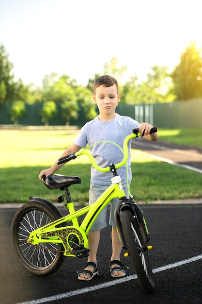 glücklicher junge mit hellem fahrrad, lernen, aktivem lebensstil