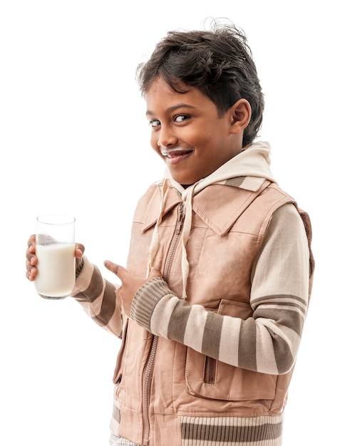 Glücklicher Junge mit Milch