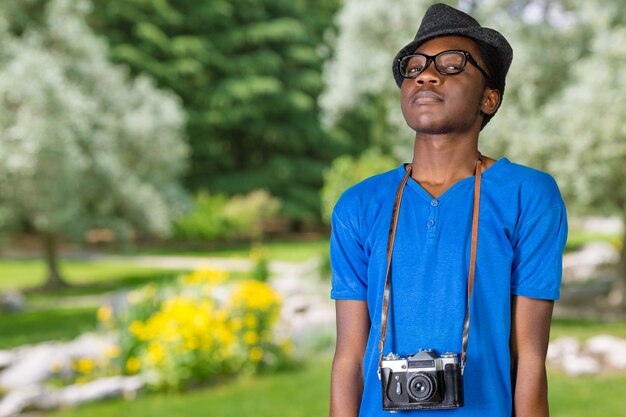 Glücklicher junger afrikanischer fotograf