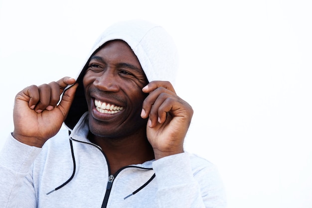 Glücklicher junger afrikanischer Mann im mit Kapuze Sweatshirt