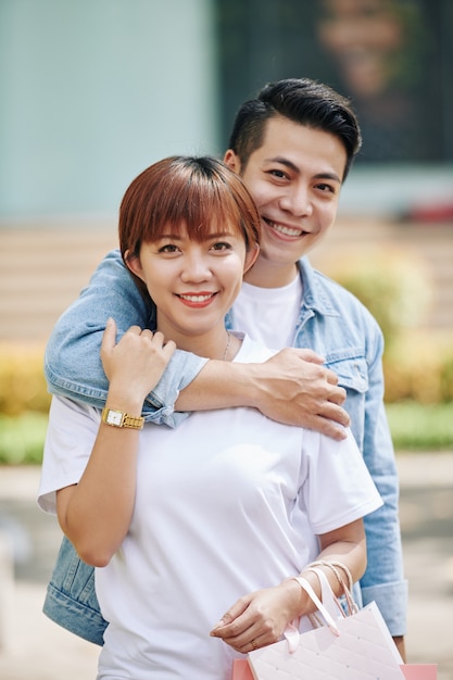 Glücklicher junger asiatischer Mann und Frau