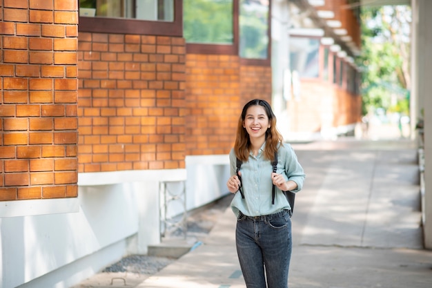 Glücklicher junger asiatischer Universitätsstudent