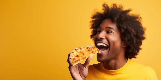 Glücklicher junger Mann, der Pizza genießt und ein leckeres Stück beißt