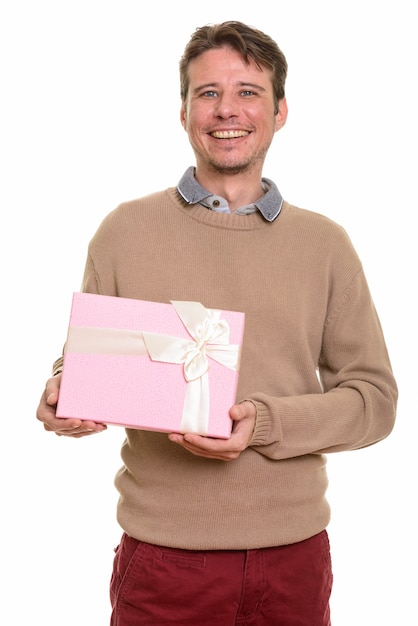 Glücklicher kaukasischer Mann, der Geschenkbox bereit für Valentinstag hält