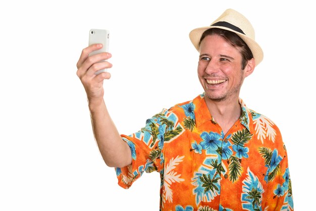 Glücklicher kaukasischer Mann, der selfie mit Handy nimmt