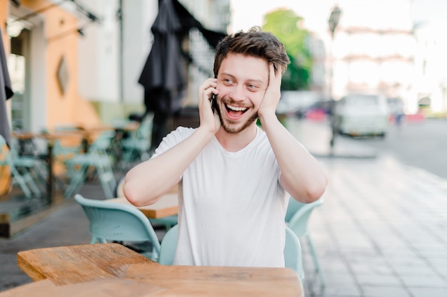 Glücklicher Kerl, der am Telefon spricht