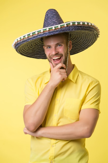 Glücklicher Kerl lächelt im Sombrero-Hut. Männliche Mode. Immer gut gelaunt. Mexikanische Art. Mexiko. Traditionelle Kleidung. Kostümparty. Schöner und stilvoller Mann. Vertrauen und Ausstrahlung.