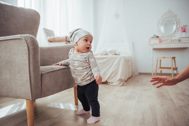 Glücklicher Kinderstuhl neben einem hellen Raum