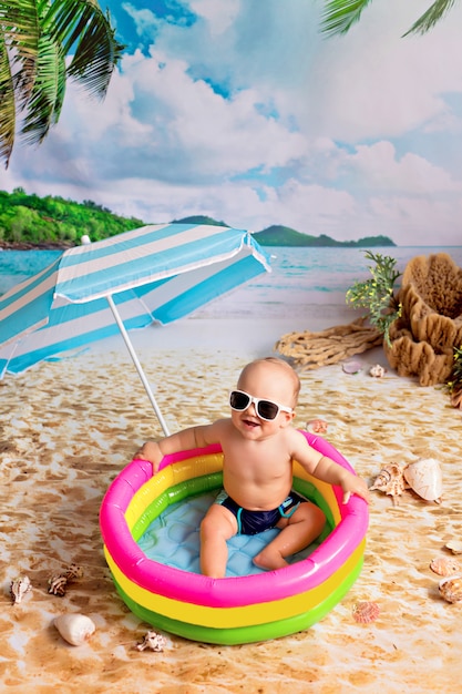 Glücklicher kleiner Junge auf einem Stranddekor