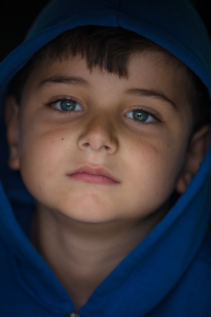 Glücklicher kleiner Junge mit blauen Augen