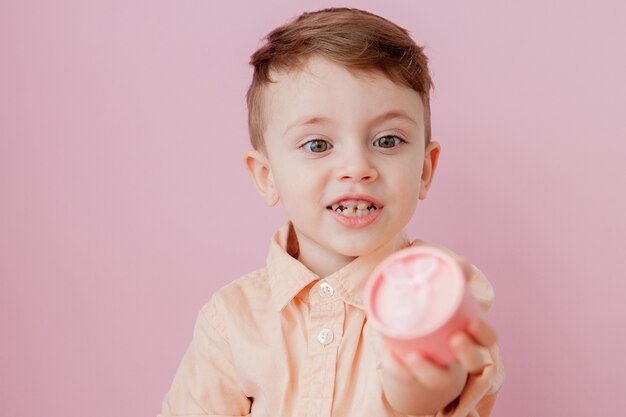 Glücklicher kleiner Junge mit einem Geschenk