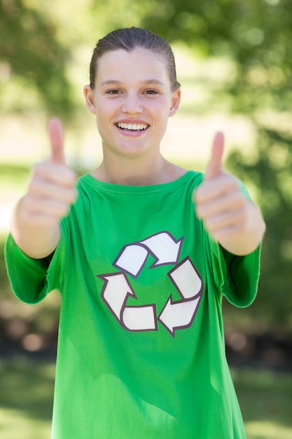 Glücklicher Klimaaktivist im Park