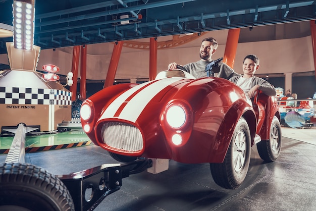 Eine sammlung von oldtimern in einer gepflegten garage mit glänzendem  metall und poliertem lack