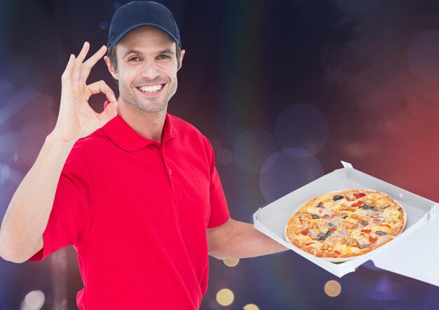 Glücklicher Lieferbote, der die Pizza sägt Beleuchtet Hintergrund