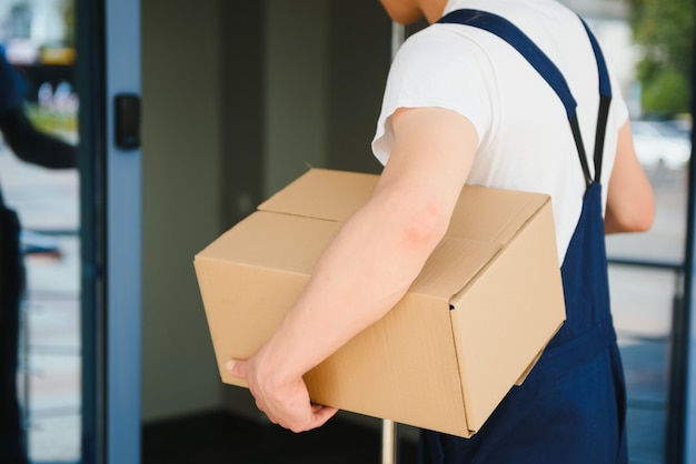 Glücklicher Lieferer mit Box