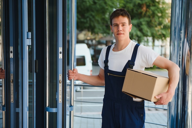 Glücklicher Lieferer mit Box