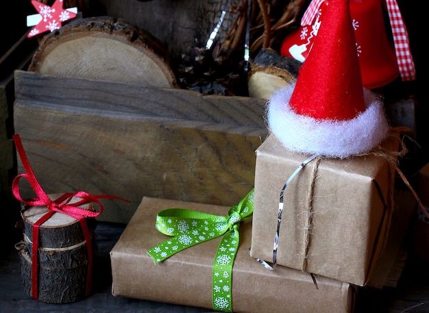 Glücklicher magischer Feiertag mit dem Holz des Weihnachtsneuen Jahres rustikal