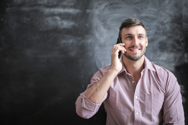 Glücklicher Mann am Telefon sprechen