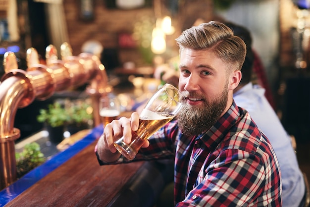 Glücklicher Mann, der das Bier genießt