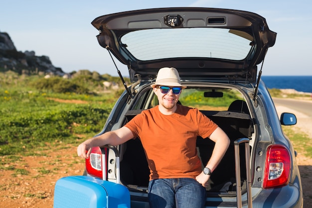 Glücklicher Mann, der Roadtrip und Sommerferien genießt. Konzept für Reisen, Urlaub und Menschen