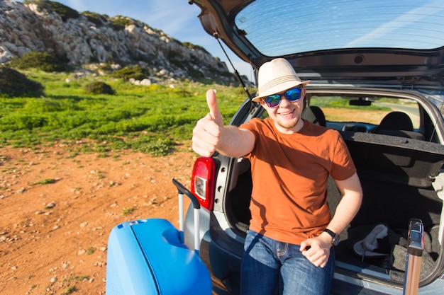 Glücklicher Mann, der Roadtrip und Sommerferien genießt. Konzept für Reisen, Urlaub und Menschen