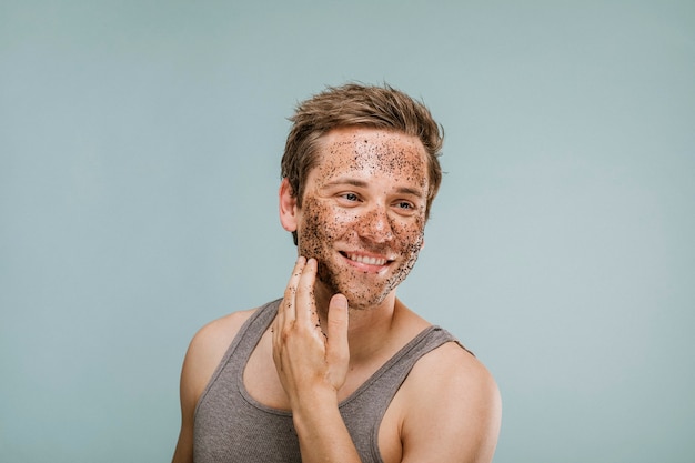 Glücklicher mann, der sich das gesicht schrubbt