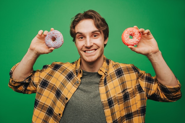 Glücklicher Mann hält Donuts