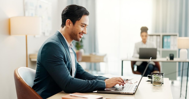 Glücklicher Mann im Büro mit Laptop, Tippen und E-Mail in einer kreativen Agentur mit Internet-Marktforschung oder Technologie Web-Geschäftsleute und Geschäftsmann am Computer schreiben Bewertung, Feedback oder Online-Bericht