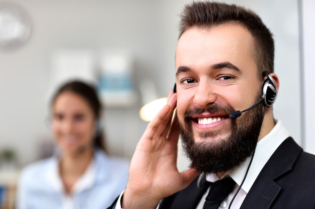 glücklicher Mann im Callcenter