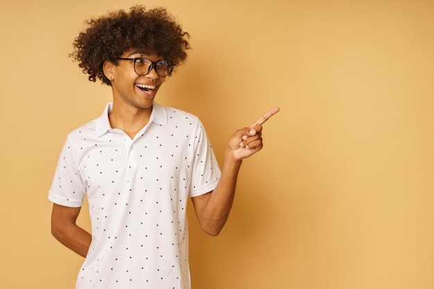 Glücklicher Mann mit Brille zeigt etwas mit der Hand an