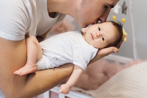 Glücklicher Mann und Frau spielen mit Kindern draußen an einem sonnigen Tag