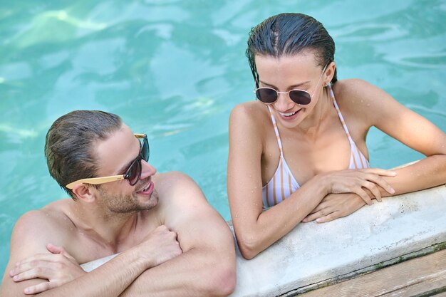 Glücklicher Mann und Frau verbringen gemeinsam Zeit im Schwimmbad