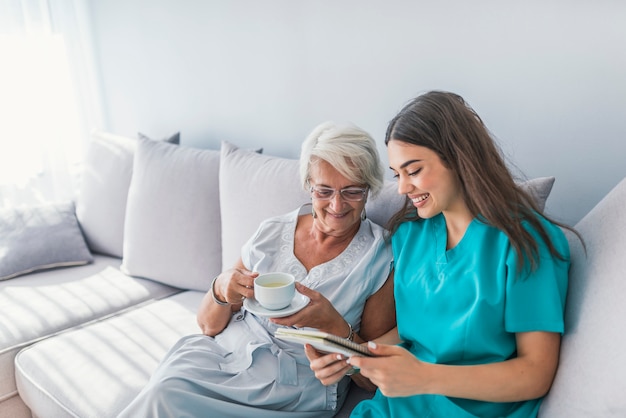 Glücklicher Patient hält Pflegekraft für eine Hand beim Zeit zusammen verbringen