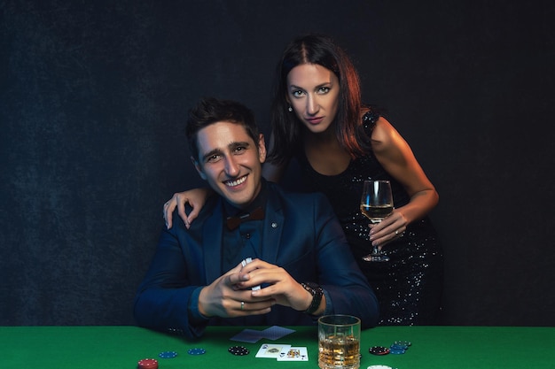 Glücklicher Pokerspieler mischt die Pokerkarten im Casino.