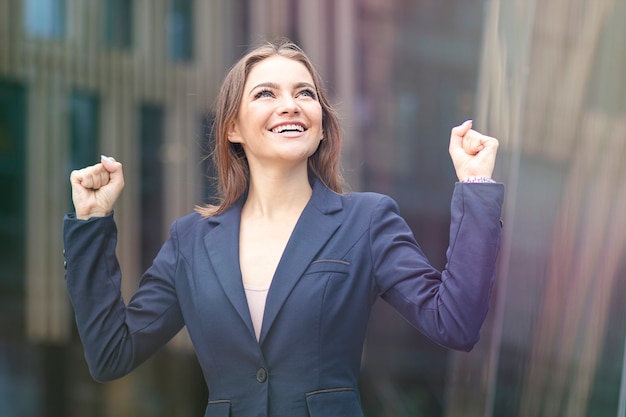 Foto glücklicher positiver erfolgreicher schöner student, fröhliche geschäftsfrau