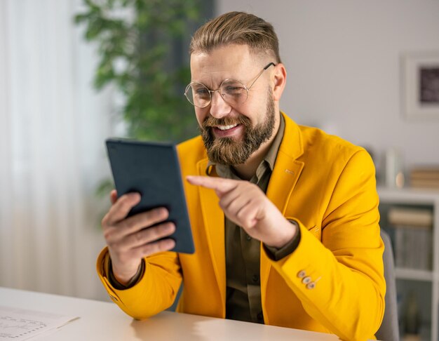 Glücklicher reifer Geschäftsmann in hellem Formal