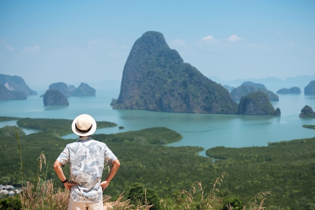 Glücklicher Reisender Mann genießen Phang Nga Bucht Aussichtspunkt, Thailand