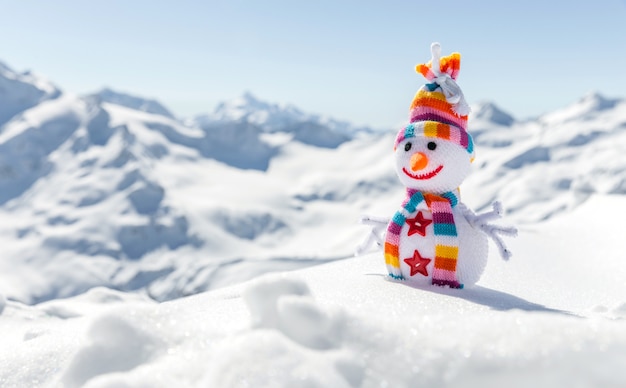 Glücklicher Schneemann in den Bergen