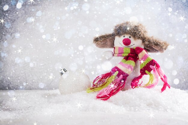 Glücklicher Schneemann in einem lustigen Hut