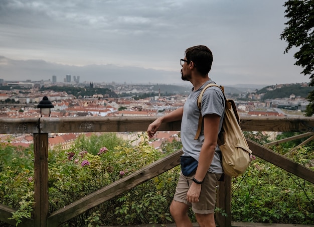 Glücklicher stilvoller Tourist auf Prag, Tschechien. Gut aussehender bärtiger Mann, der in Europa reist.