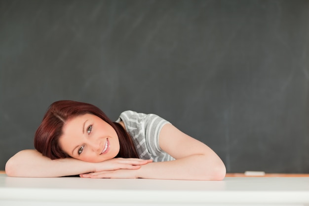 Glücklicher Student in einem Klassenzimmer