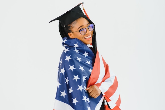 Glücklicher Student mit USA-Flaggenwand. Studieren in den USA konzeptionell